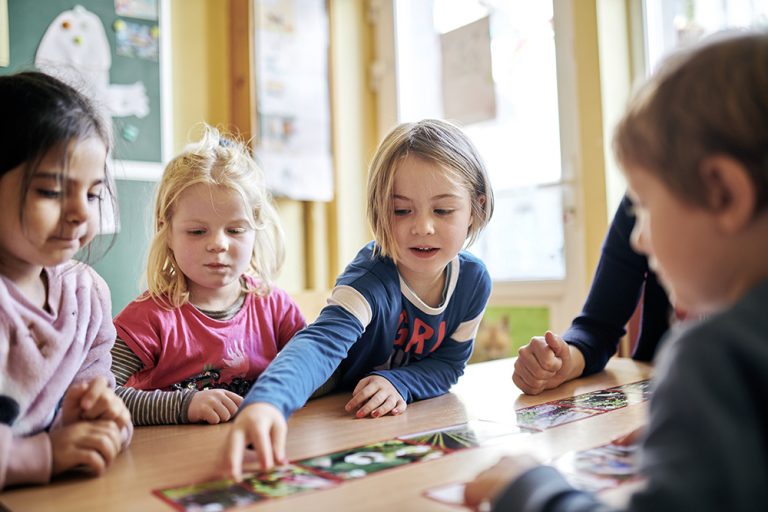 Vorschulkinder bei einem Bildungsspiel von RESTLOS GLÜCKLICH e. V.