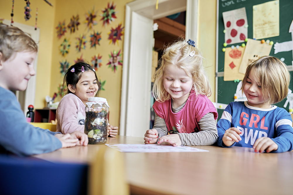 Vorschulkinder bei einem Bildungsspiel von RESTLOS GLÜCKLICH e. V.