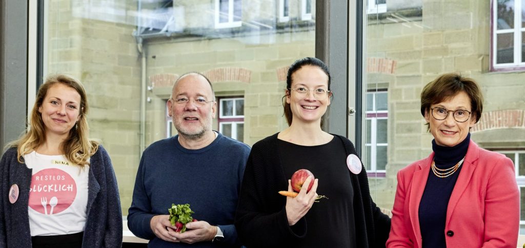 Gruppenfoto, von links nach rechts: Auf dem Pressefoto zu sehen v. l. n. r.: Nina Carryer von RESTLOS GLÜCKLICH e. V., Matthias Wagner-Uhl (Schulleiter der Gemeinschaftsschule Neuenstein), Hanna Legleitner von RESTLOS GLÜCKLICH e. V., Sabine Kurtz (Staatssekretärin im Ministerium für Ernährung, Ländlichen Raum und Verbraucherschutz), Janne Richelsen und Christin Winkler von Lidl in Deutschland