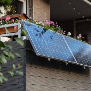 Solarzelle hängt an der Außenseite eines Balkons.