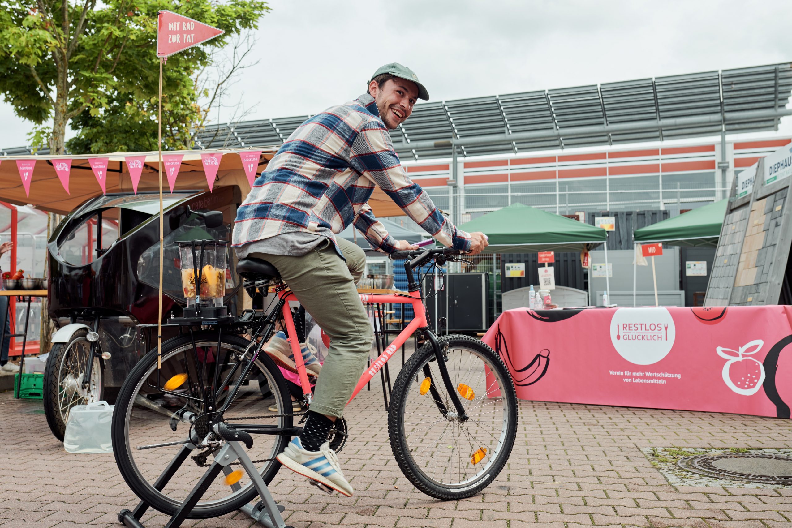 Eine erwachsene Person auf dem Smoothiebike von RESTLOS GLÜCKLICH e. V.