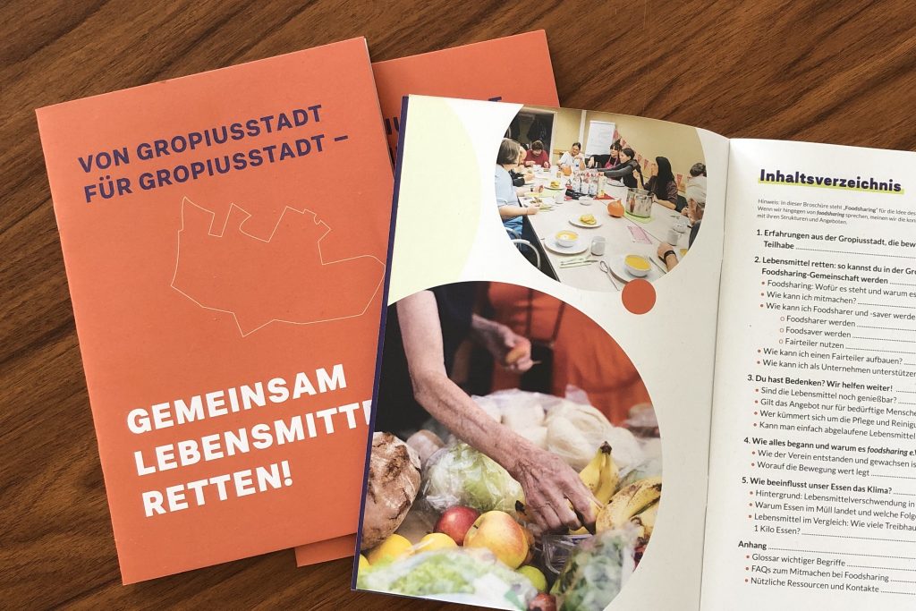 Doppelseite aus der Broschüre: Links zwei Fotos, rechts das Inhaltsverzeichnis mit Themen, wie: Wo kann man in der Gropiusstadt Lebensmittel retten oder teilen? Wie richtet man eine Verteilstation ein? Welche Unterstützungsmöglichkeiten gibt es? Und vieles mehr.