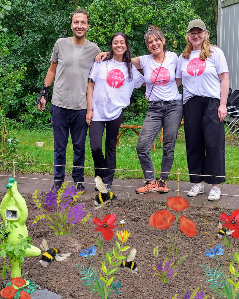 Das vierköpfige Projektteam von Prima Klima im AVA-Kiez steht vor einer umgestalteten Rasenfläche, die bald zu einer bunten Blumenwiese wird. Eingefügte Illustrationen mit Blumen und Bienen zeigen, wie es hier im Spätsommer 2025 blühen und summen wird.