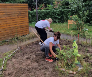 Zwei vom "Prima Klima"-Projektteam beim umackern einer Rasenfläche auf sich bald wilde Blumen, Gräser und Insekten wohlfühlen sollen.