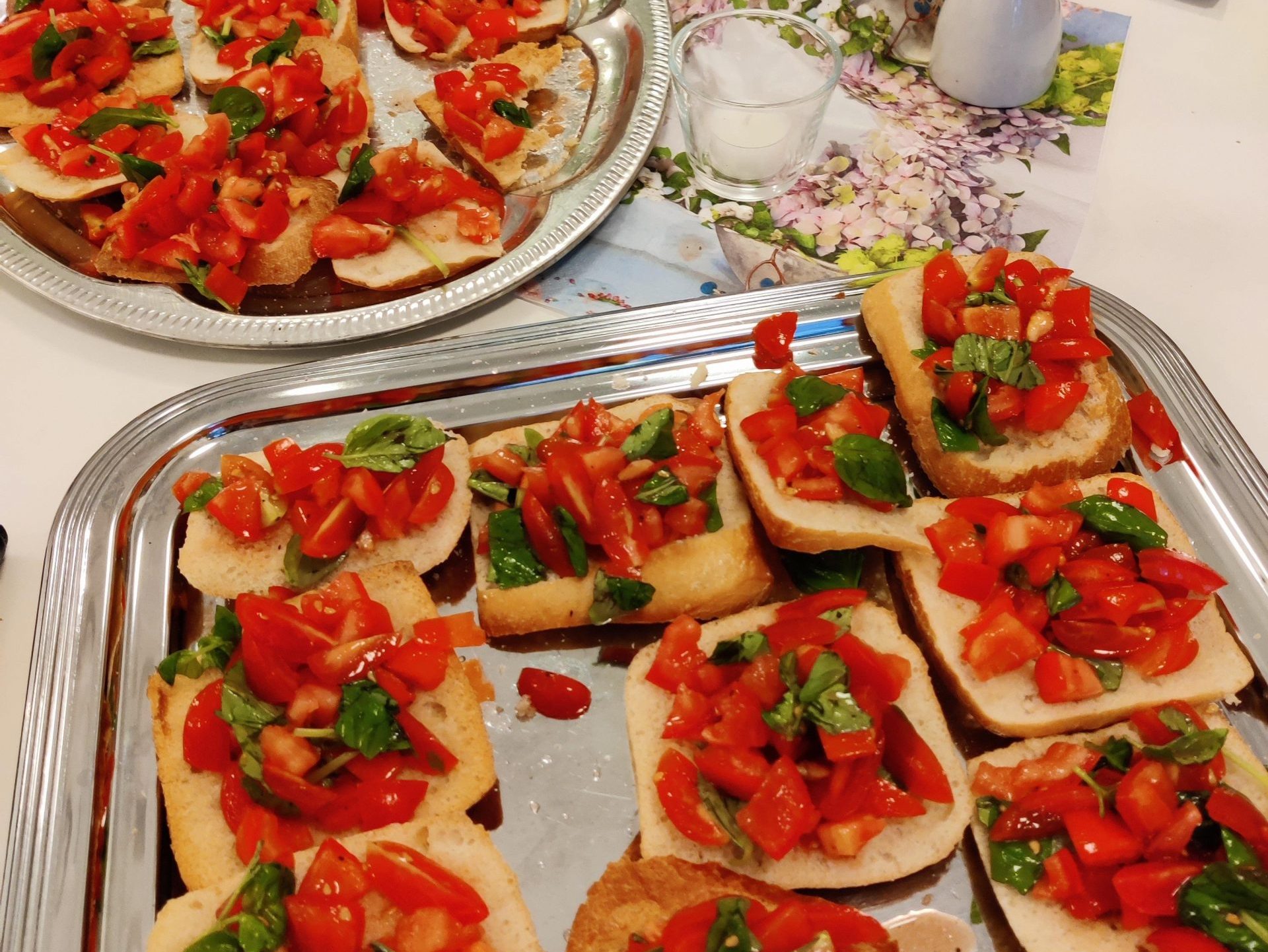 Zwei Bleche gefüllt mit selbstgemachten Bruschetta.