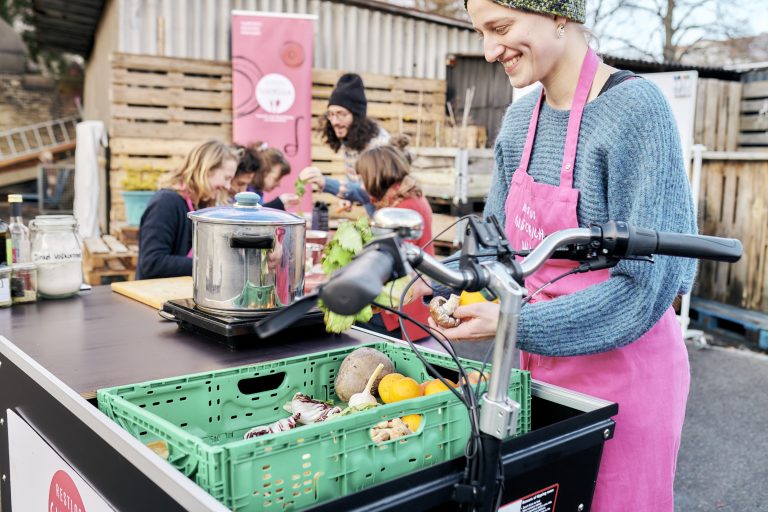 Mitmachaktion_Kochen im Freien_Joris Felix Patzschke für RESTLOS GLÜCKLICH