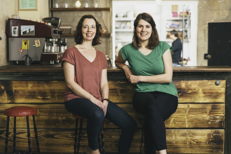 Gruppenfoto von Anette Keuchel und Leoni Beckmann von RESTLOS GLÜCKLICH e. V.