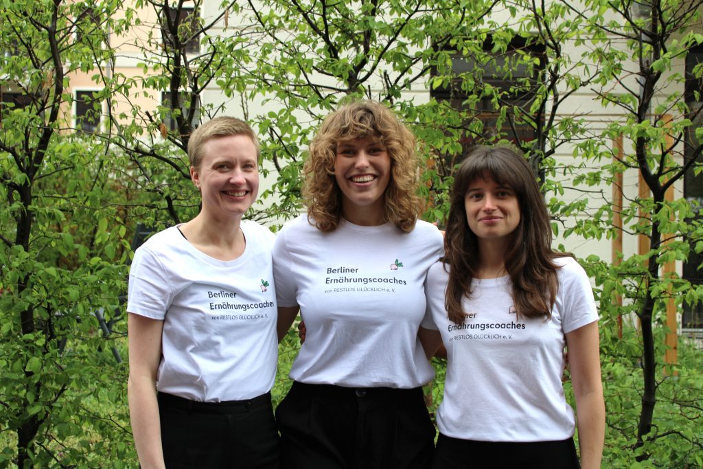 Die drei Ernährungscoaches von RESTLOS GLÜCKLICH e. V. stehen nebeneinander