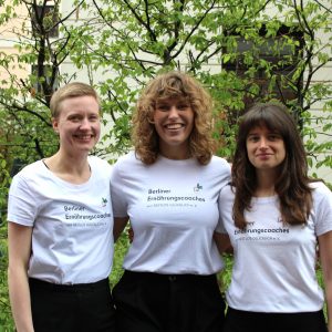 Die drei Ernährungscoaches von RESTLOS GLÜCKLICH e. V. stehen nebeneinander