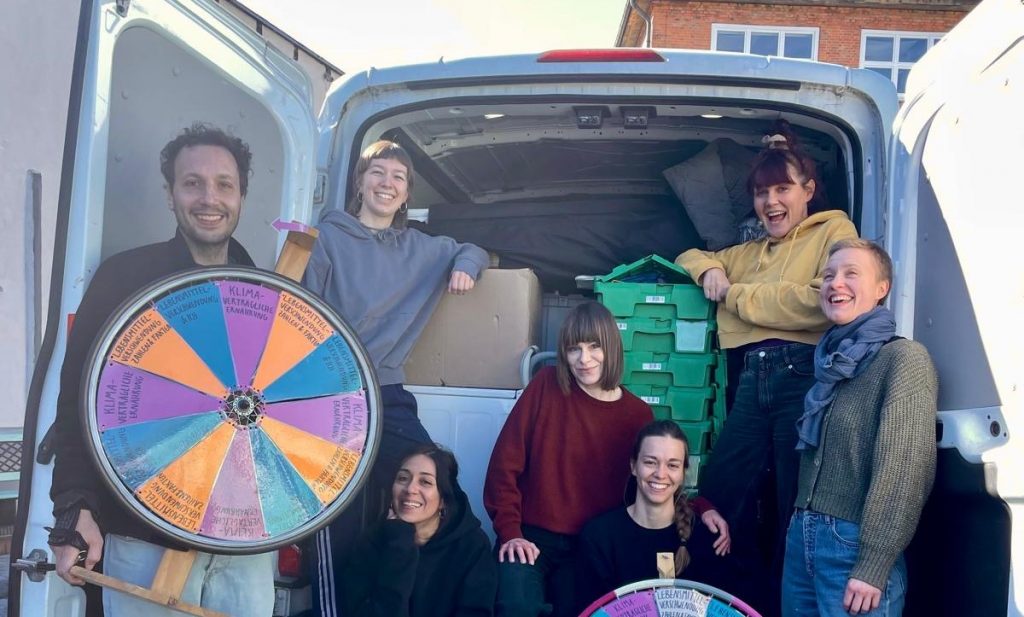 Personen aus dem Team von RESTLOS GLÜCKLICH e. V. stehen vor einem Auto gefüllt mit Umzugskisten.