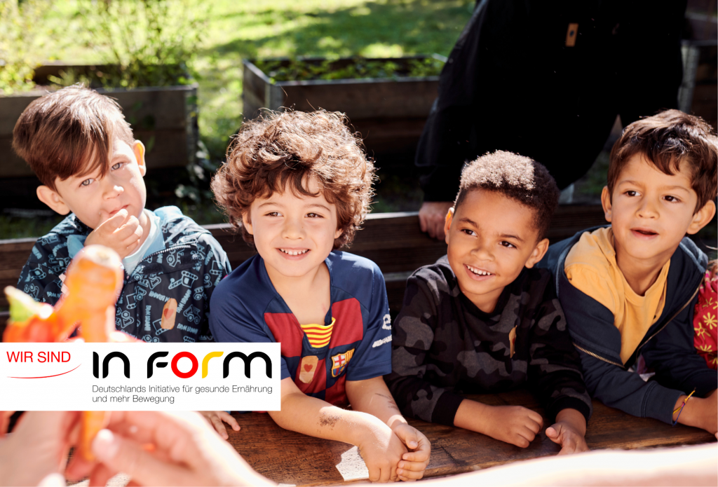 Vier lachende Vorschulkinder. Auf dem Foto: Das Logo von IN FORM.