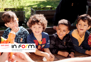 Vier lachende Vorschulkinder. Auf dem Foto: Das Logo von IN FORM.