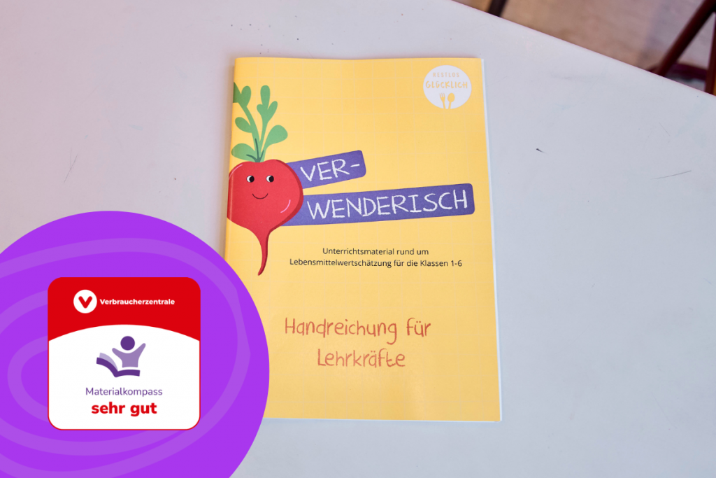 Die VERWENDERISCH Handreichung liegt auf einem Tisch. Auf dem Foto ist das Auszeichnungslogo des Materialkompass mit Note "sehr gut" zu sehen.