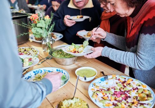 Mehrere Personen bedienen sich an einem Buffet